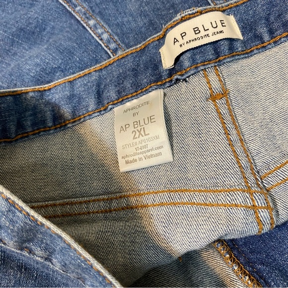 NWT Aphrodite • Embroidered denim shorts - Picture 4 of 7